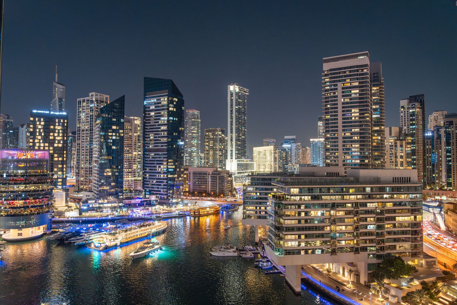 Dubai Marina de noche